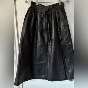 Vintage real leather black skirt with pockets! Gorgeous and unique